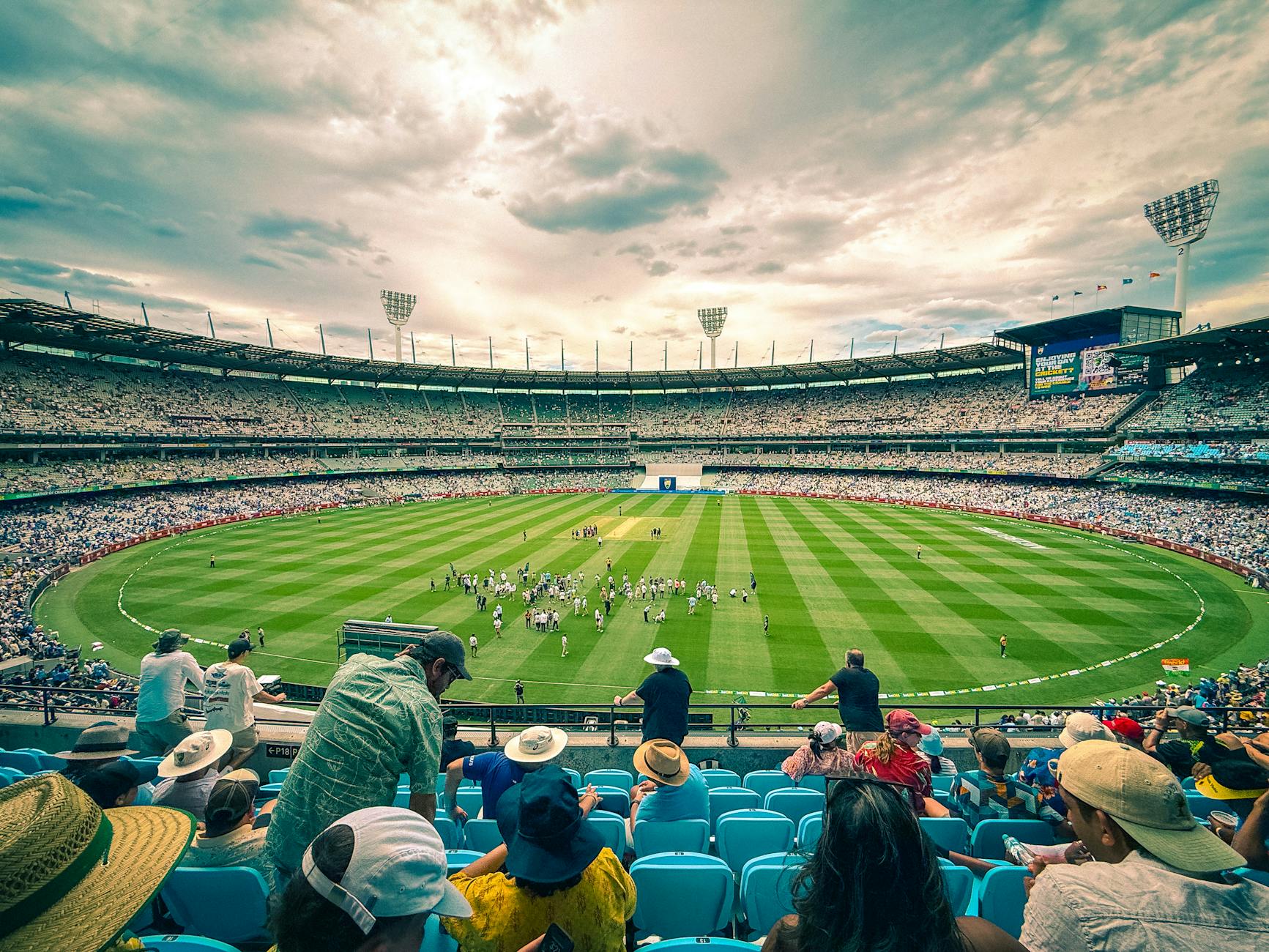 IPL 2026: கடும் வெயிலையும் மீறி சின்னஸ்வாமி மைதானத்தில் ரசிகர்கள் ஆதரவு