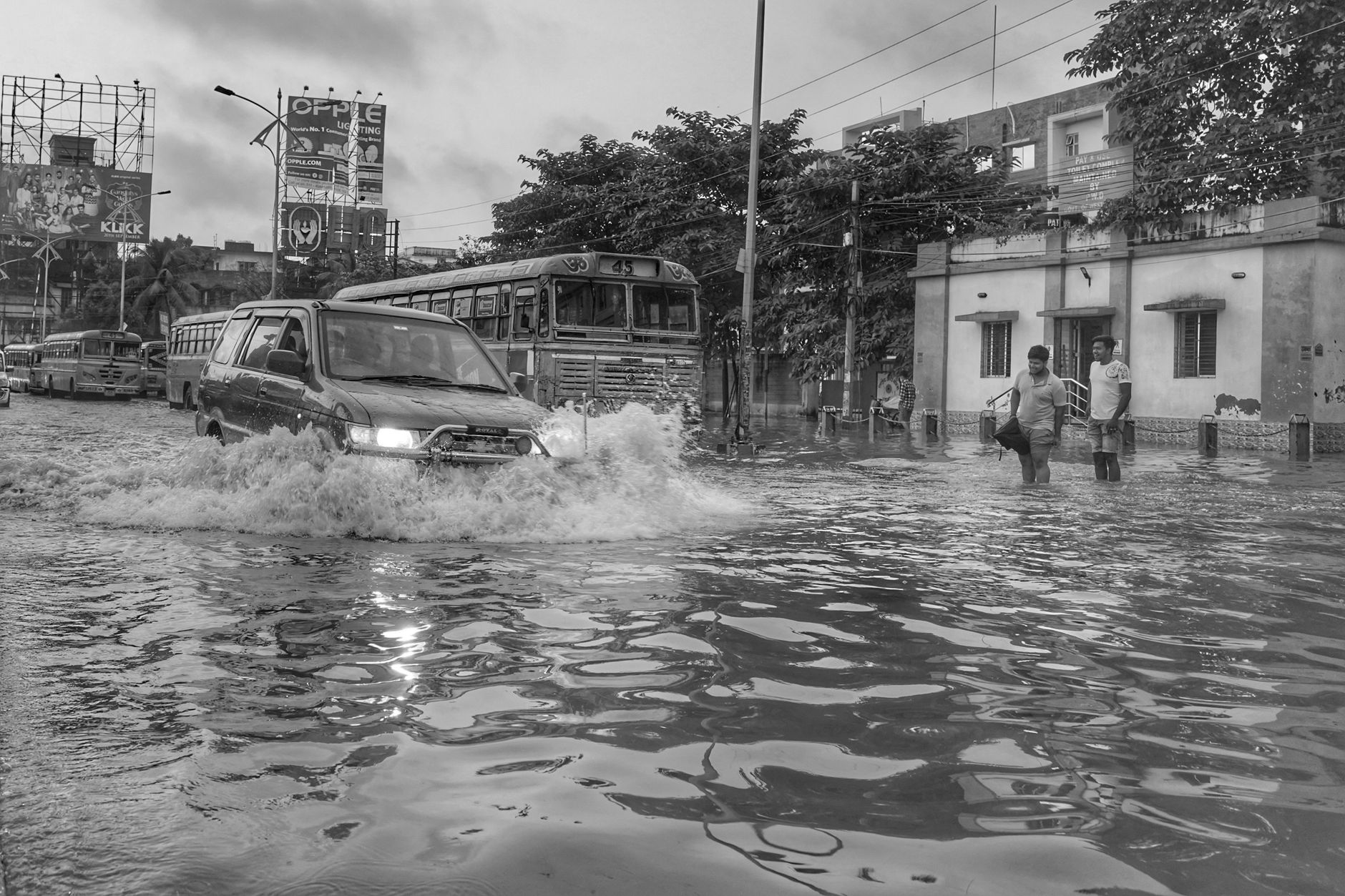 கனமழையால் குருகிராமில் 8 கி.மீ. போக்குவரத்து நெரிசல்